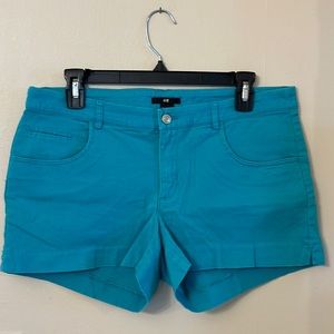 H&M cute 🥰 & stretchy aqua blue shorts. Women’s size 12.🌈